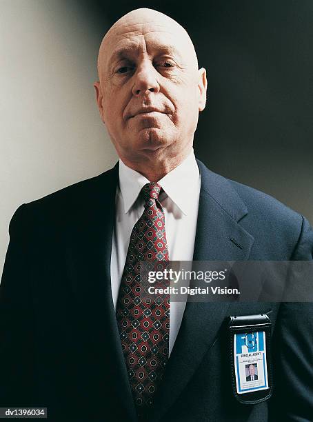 studio portrait of a special agent with an id badge - fbi id 個照片及圖片檔