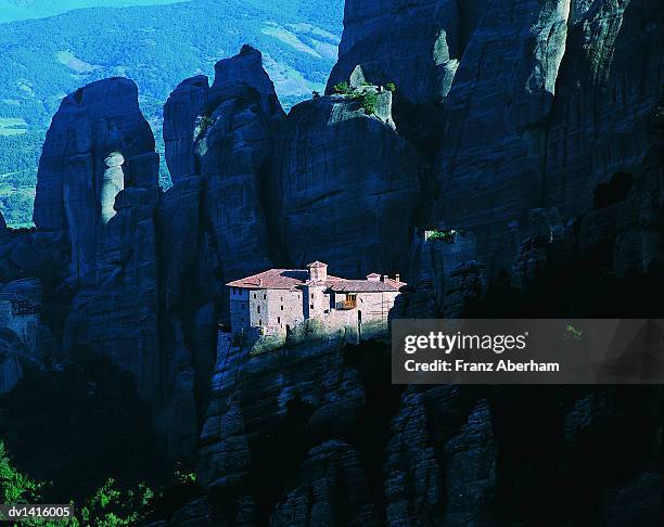 roussanou monastery, meteora, greece - franz aberham stockfoto's en -beelden