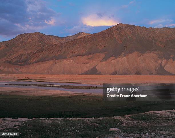 lungnak riverbed and the himalaya mountain range, ladakh, kashmir, india - franz aberham stockfoto's en -beelden