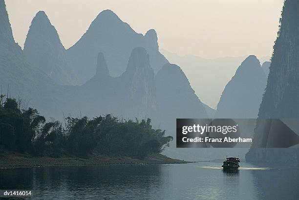 boat on the li river between guilin and yangshuo, guangxi province, china - franz aberham fotografías e imágenes de stock