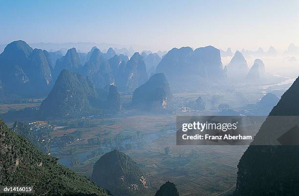 elevated view of the li river between guilin and yangshuo, guangxi province, china - son la province fotografías e imágenes de stock