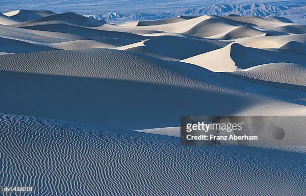 sand dunes of death valley national park, california, usa - franz aberham stockfoto's en -beelden