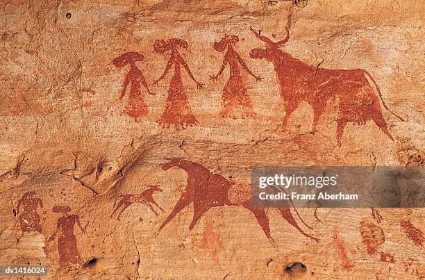 illustrazioni stock, clip art, cartoni animati e icone di tendenza di prehistoric cave paintings, ennedi plateau, tschad - sahara