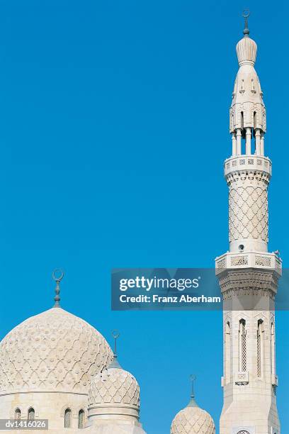 domed rooftops and minaret of the jumeira mosque, united arab emirates - franz aberham fotografías e imágenes de stock