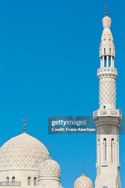 domed rooftops and minaret of the jumeira mosque, united arab emirates - franz aberham stockfoto's en -beelden