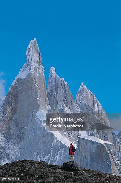 hiker standing in front of cerro torre, glacier national park, patagonia, argentina - cerro torre - fotografias e filmes do acervo