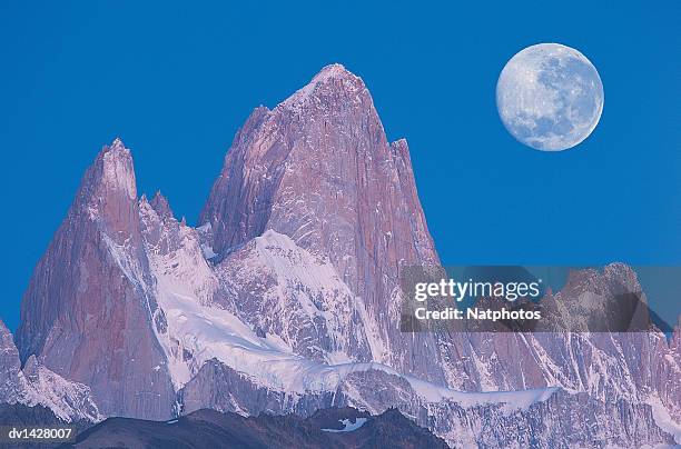 full moon over mt fitzroy, glacier national park, patagonia, argentina - fitzroy stock-fotos und bilder