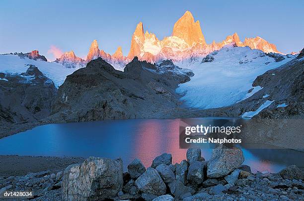 lagos de los tres with mt fitzroy in the background, glacier national park, patagonia, argentina - fitzroy stock-fotos und bilder