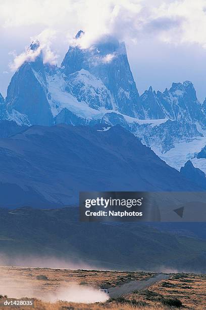 truck travelling along a road with mt fitzroy in the background, glacier national park, patagonia, argentina - fitzroy stock-fotos und bilder