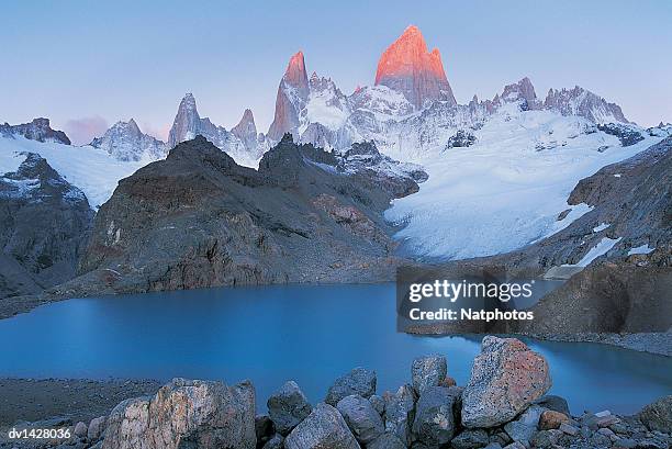 lagos de los tres and mt fitzroy at sunrise, glacier national park, patagonia, argentina - fitzroy stock-fotos und bilder