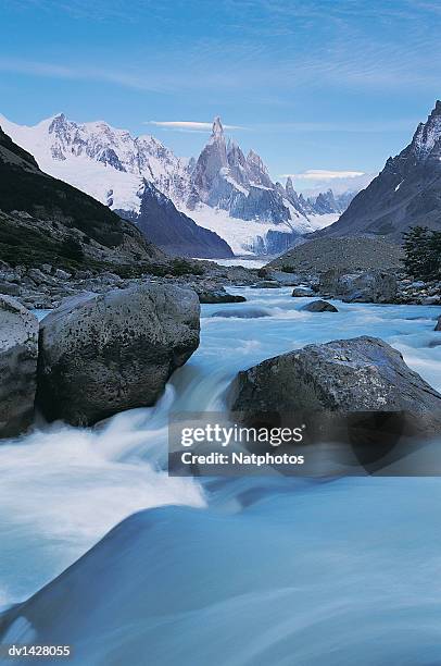 river fitzroy with mt cerro in the background, glacier national park, patagonia, argentina - fitzroy stock-fotos und bilder