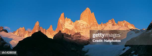 mt fitzroy at sunset, glacier national park, patagonia, argentina - fitzroy stock-fotos und bilder