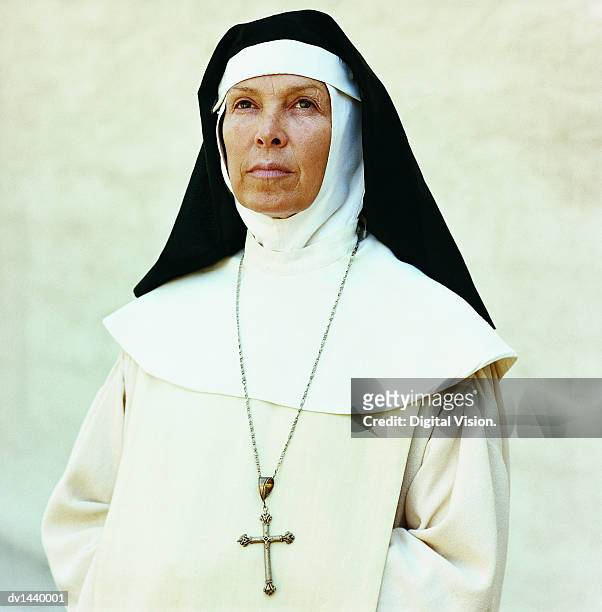 portrait of a nun wearing a crucifix - nun fotografías e imágenes de stock