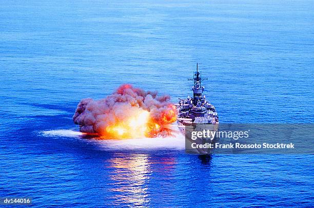 battleship uss iowa (bb-61) firing guns - military ship 個照片及圖片檔