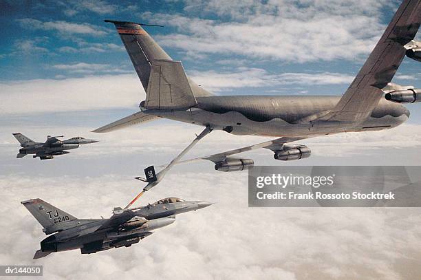 military airplane being refueled in flight - aerial refueling stock-fotos und bilder