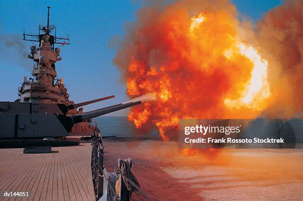 guns firing from turrets on battleship uss wisconsin - staadts,_wisconsin stock-fotos und bilder