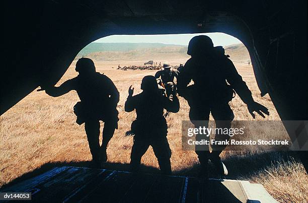 soldiers boarding ch-47 chinook helicopter in training exercise - military helicopter foto e immagini stock