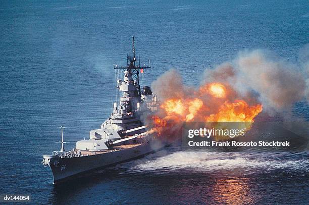 guns firing aboard battleship uss wisconsin - crawford_county,_wisconsin stock-fotos und bilder