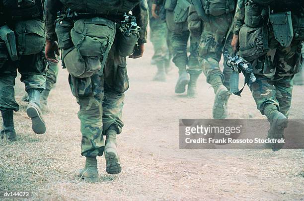 soldiers marching in desert - konflikt stock-fotos und bilder