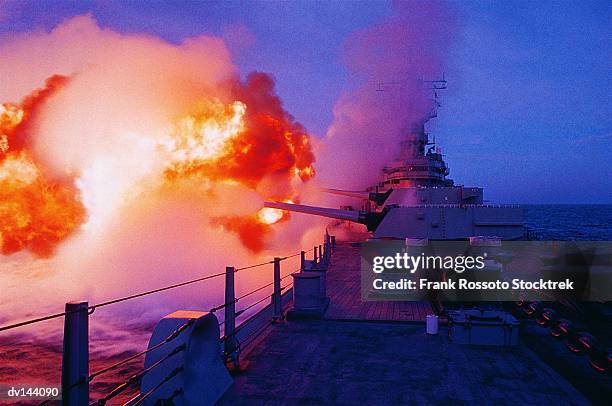 guns firing from battleship uss missouri - marine photos et images de collection