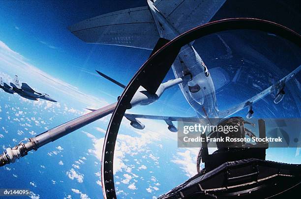 pilot in cockpit about to refuel - militair vliegtuig stockfoto's en -beelden