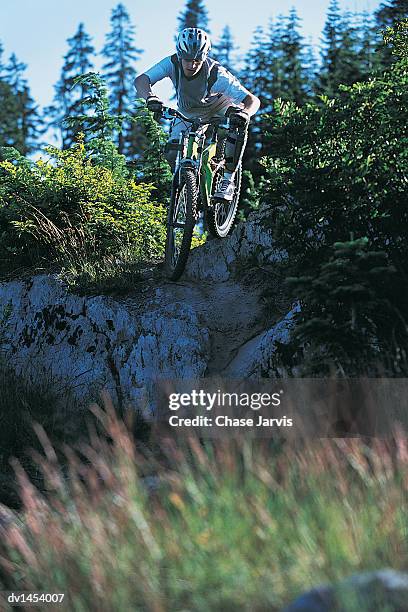 mountain bike cyclist cycling down a rock - jarvis summers stock pictures, royalty-free photos & images