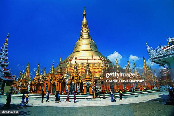 shwedagon pagoda, raongoon, burma - pagoda foto e immagini stock