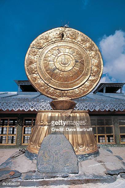 wheel of life and the temple of jokhang, lhasa, tibet - tar - fotografias e filmes do acervo