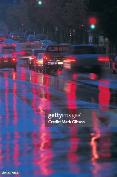 traffic on a wet city street at twilight, mt shasta, california, usa - mt shasta fotografías e imágenes de stock