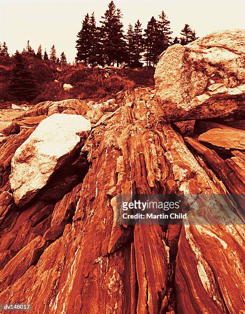 rock strata and boulders in orange - rock strata photos et images de collection