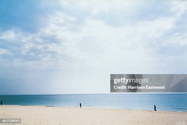 distant people walking on an empty beach in the sardina region of pula - distant imagens e fotografias de stock