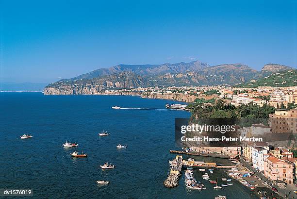 elevated view of the coast at sorrento, naples, italy - mer tyrrhénienne photos et images de collection