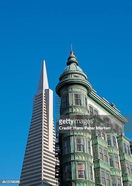transamerica pyramid and a traditional building, san francisco, usa - transamerica pyramid stock pictures, royalty-free photos & images