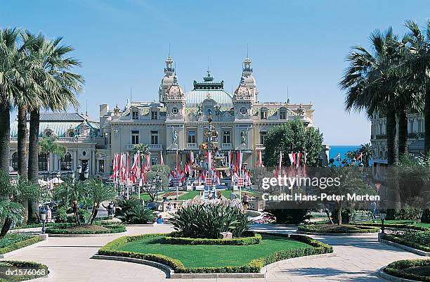 grand casino and formal garden, monte carlo, monaco - montecarlo foto e immagini stock