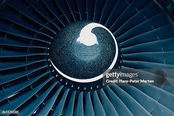 close up of a jet engine with a white swirl in the center - in the center stockfoto's en -beelden