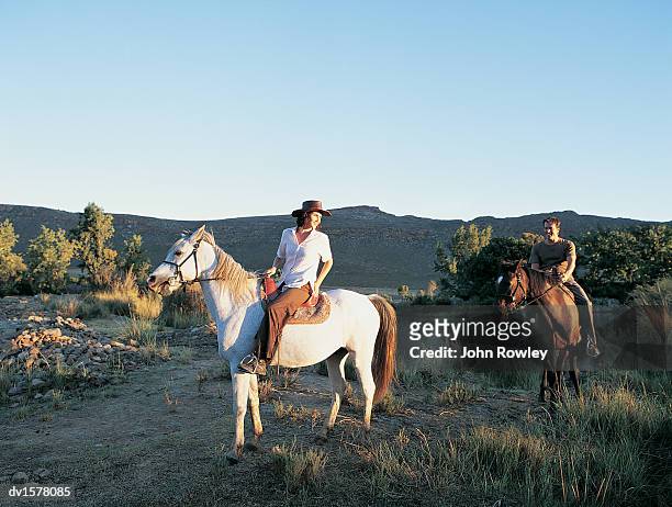 couple riding horses - bay horse 個照片及圖片檔
