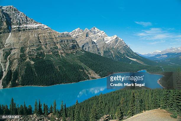 canadian rockies and lake - dv1581003 stock-fotos und bilder
