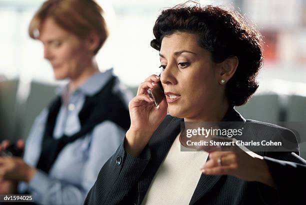 businesswoman talks on her mobile phone - stewart stock-fotos und bilder