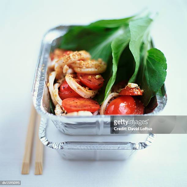 chinese take away boxes with squid, tomato and pak choi - pak stock pictures, royalty-free photos & images