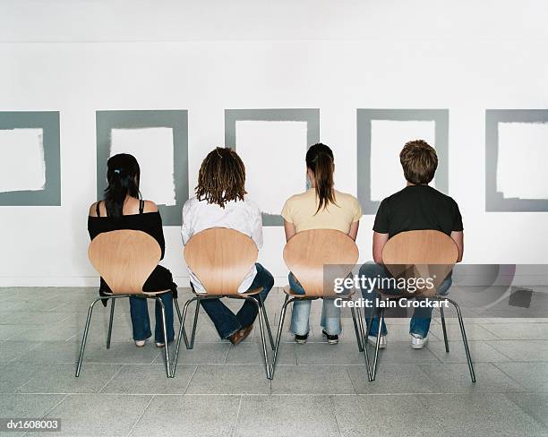 four students sit and contemplate five empty frames - artist yinka shonibare creates a giant maze to cover entire floor of gallery stockfoto's en -beelden