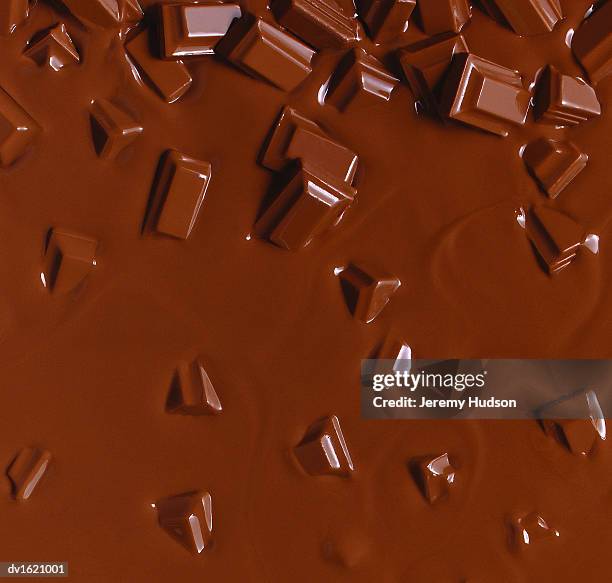 chunks of chocolate melting - chocolat photos et images de collection