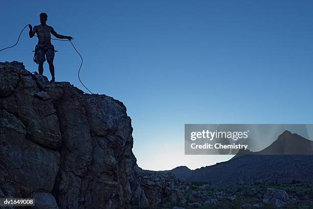 man on top of a rock face in the waterberg mountain range, gauteng province, south africa - gauteng province fotografías e imágenes de stock