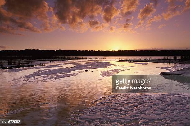 sunrise over lake boomanijn, fraser island, queensland, australia - fraser foto e immagini stock