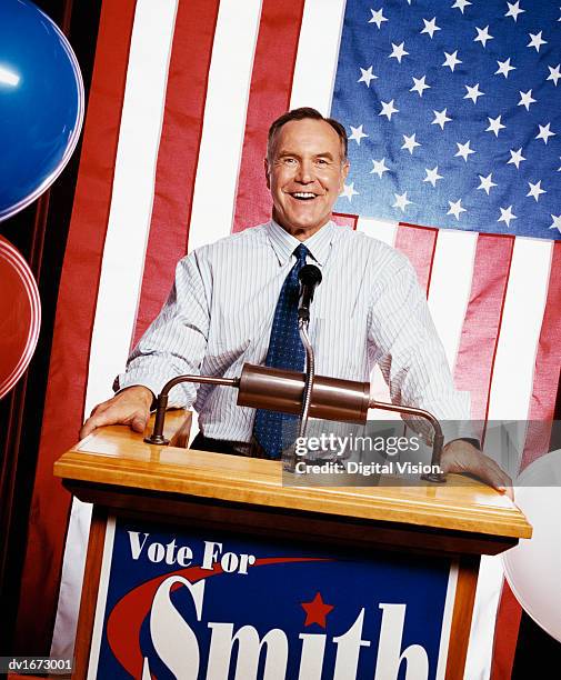 american politician giving a speech from behind a podium during a political rally - front national leader marine le pen casts vote in first round of french presidential election stockfoto's en -beelden