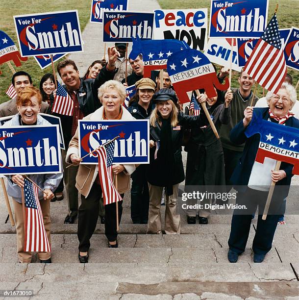 supporters at a political rally holding placards - rally in support of nfl quarterback colin kaepernick outside the leagues hq in new york stockfoto's en -beelden