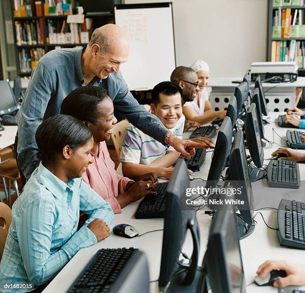 Adult Learning To Use Computer Photos et images de collection - Getty ...