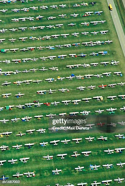 aerial view of aeroplanes in a row in a field, oshkosh, wisconsin - crawford_county,_wisconsin stock-fotos und bilder