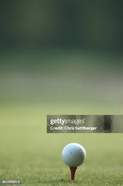 golf ball on a tee - chris sattlberger stock pictures, royalty-free photos & images