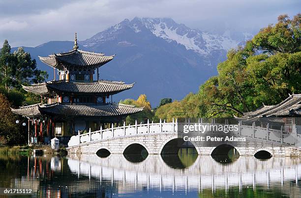 pagoda, black dragon pool, lijang, yunnan, china - black dragon pool park stockfoto's en -beelden