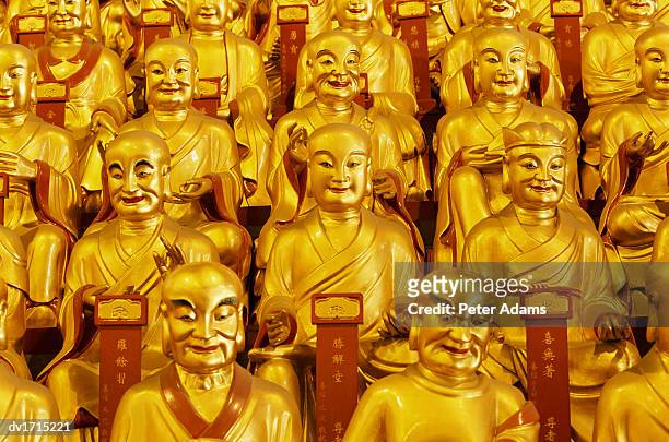 lines of golden statues of the buddha in a temple, shanghai, china - voyage15 photos et images de collection